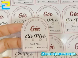Tem kogo dán ly bằng decal sữa có độ bền và khả năng chống nước tốt