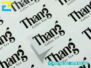 Decal nền trắng chữ đen sắc nét, tạo điểm nhấn tối giản cho ly nhựa