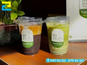 Tem dán ly nhựa trong với thiết kế xanh trắng hài hòa, làm nổi bật màu sắc tự nhiên