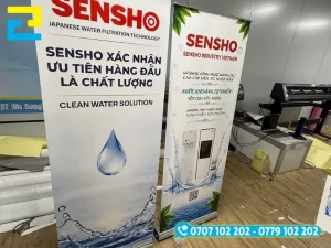 Bản in standee PP cán màng mờ hiển thị rõ chữ và nội dung lịch trình sự kiện