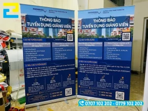 Bố cục thiết kế standee tuyển dụng hiển thị rõ tiêu đề, quyền lợi và mã QR ứng tuyển